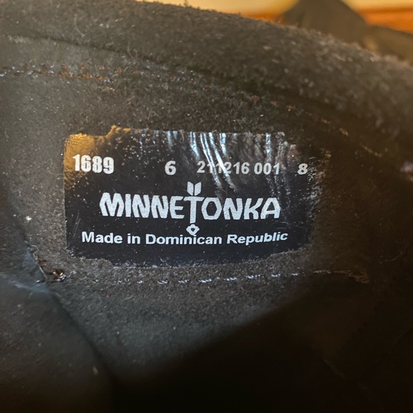 Minnetonka 1689 fringe boot. Size 6. - Picture 5 of 6